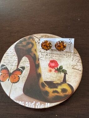 Makeup Compact Mirror High Heel Design , and Free pair of Earrings 💋